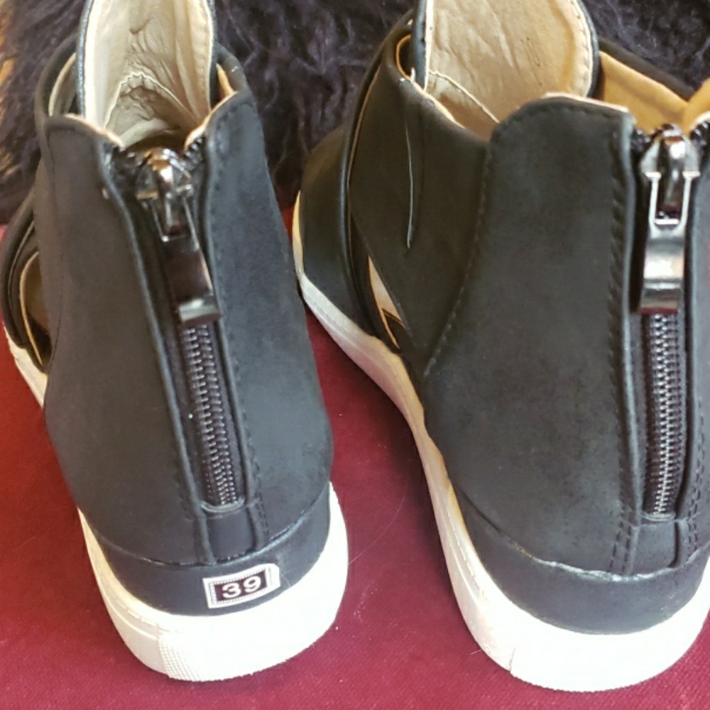 Sneakers - Picture 3 of 4